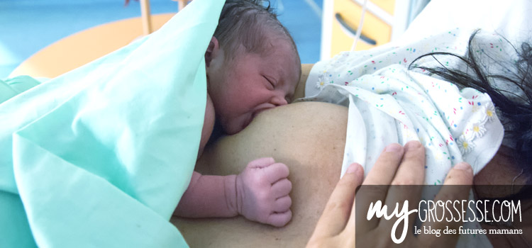 Très vite, naturellement, votre tout petit bébé va se hisser vers votre sein, instinctivement il sait le trouver et, il y a de fortes chances pour qu’il tète un peu de colostrum presque tout de suite