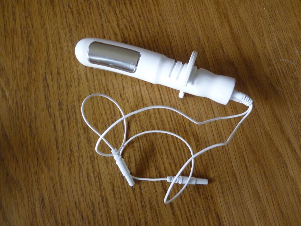 Lors de la rééducation périnéale combinée avec une électro-stimulation, le périnée travaille au moyen d’une sonde introduite dans le vagin qui envoie de légères décharges électriques afin que les muscles se contractent